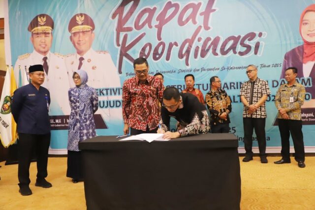Penandatanganan rencana Pemprov Kaltim hadirkan internet di setiap desa (dok: ist)