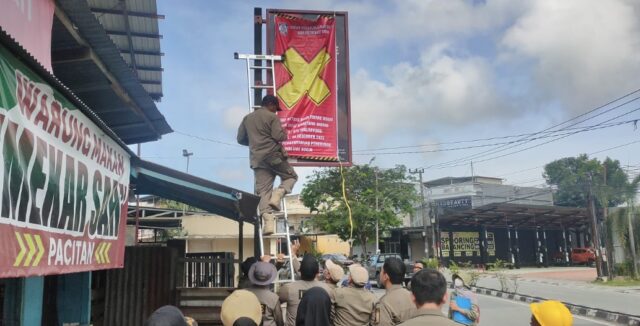 Satpol PP Balikpapan tertibkan reklame rokok (dok: ist)
