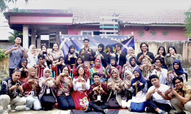 Samarinda Kelompok Arjuna, komunitas pemuda penerima Beasiswa Bakti BCA 2025 dari Universitas Mulawarman, menggelar acara bertajuk “Kampung Tenun Tour dan Bazar Budaya” pada 10–11 Mei 2025 di Kelurahan Tenun, Samarinda Seberang.