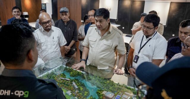 Menteri Perumahan dan Kawasan Permukiman (PKP), Maruarar Sirait tinjau pembangunan di IKN