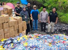 PPKUKM Kaltim Musnahkan Makanan Ringan yang Mengandung Gelatin Babi Pemusnahan produk makanan ringan mengandung gelatin babi oleh Pemprov Kaltim. (dok: Pemprov Kaltim)