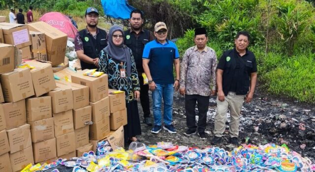 Pemusnahan produk makanan ringan mengandung gelatin babi oleh Pemprov Kaltim. (dok: Pemprov Kaltim)