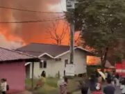 Kebakaran Melanda Perumahan KPC Hanguskan 4 Rumah Kebakaran hebat di Perumahan KPC tepatnya di Jalan Danau Melintang RT 37, Desa Swarga Bara, Sangatta Utara, pada Senin 19 Mei 2025, pukul 05.30 Wita.