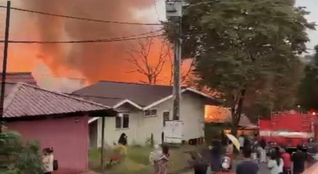 Kebakaran hebat di Perumahan KPC tepatnya di Jalan Danau Melintang RT 37, Desa Swarga Bara, Sangatta Utara, pada Senin 19 Mei 2025, pukul 05.30 Wita.