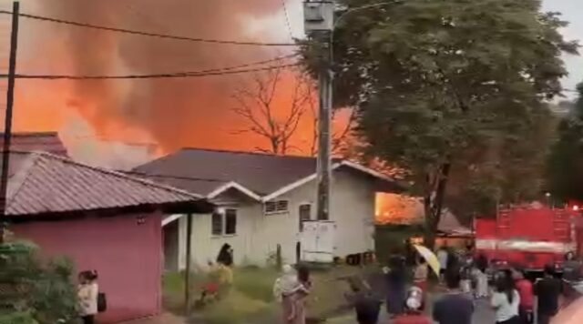 Kebakaran Kebakaran hebat di Perumahan KPC tepatnya di Jalan Danau Melintang RT 37, Desa Swarga Bara, Sangatta Utara, pada Senin 19 Mei 2025, pukul 05.30 Wita.