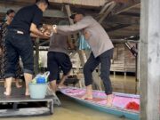 Muara Wahau Terendam Banjir, Polisi Bantu Warga Terdampak Polsek Muara Wahau bagikan 200 pcs nasi bungkus bagi warga yang terendam banjir di Desa Muara Wahau, Rabu 21 Mei 2025.
