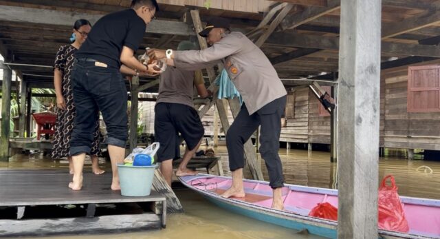 Polsek Muara Wahau bagikan 200 pcs nasi bungkus bagi warga yang terendam banjir di Desa Muara Wahau, Rabu 21 Mei 2025.