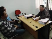 Kepolisian Serahkan Dua Tersangka Kasus Penggelapan Dana Proyek ke Kejari Kutai Kartanegara Dua tersangka dalam kasus dugaan penipuan dan penggelapan dana proyek senilai lebih dari Rp1,6 miliar diserahkan Penyidik Subdit III Jatanras Direktorat Reserse Kriminal Umum (Ditreskrimum) Polda Kaltim kepada Kejaksaan Negeri Kutai Kartanegara, Kamis (22/5/2025)