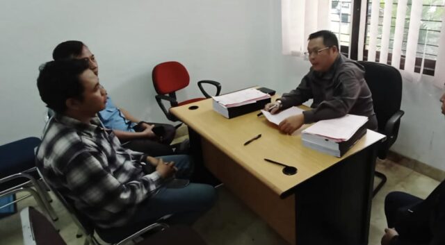 Kukar Dua tersangka dalam kasus dugaan penipuan dan penggelapan dana proyek senilai lebih dari Rp1,6 miliar diserahkan Penyidik Subdit III Jatanras Direktorat Reserse Kriminal Umum (Ditreskrimum) Polda Kaltim kepada Kejaksaan Negeri Kutai Kartanegara, Kamis (22/5/2025)