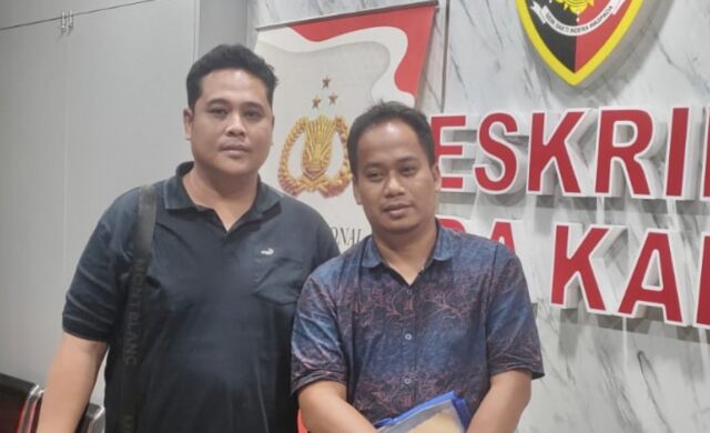Balikpapan Saksi Nizar Firdaus didampingi pengacaranya Mardiansyah, usai menjalani pemeriksaan di Ditreskrimsus Polda Kaltim dalam kasus dalam kasus tambang galian c ilegal dan kerusakan lingkungan di eks Hotel Tirta Balikpapan, Selasa (27/5/2025). (Dok: hlm/katakaltim)
