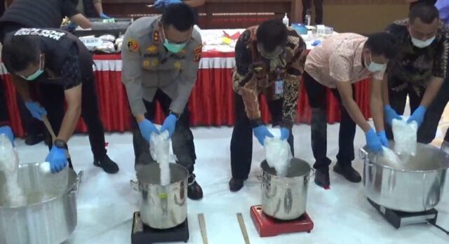 Kaltim Direktorat Reserse Narkoba (Ditreskoba) Polda Kaltim musnahkan barang bukti narkoba hasil pengungkapan 9 kasus sepanjang awal tahun 2025.