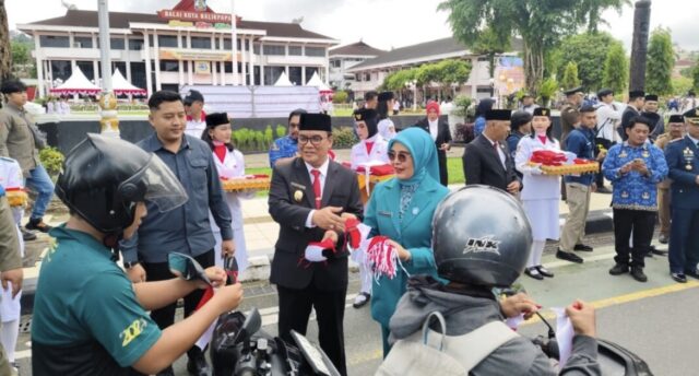Balikpapan Pemerintah Kota (Pemkot) Balikpapan membagikan sebanyak 4 ribu bendera merah putih kepada warga Kota Balikpapan dalam rangka memupuk rasa nasionalisme.