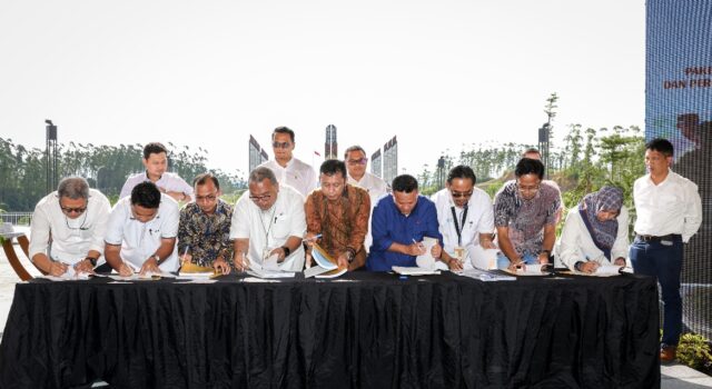 Penandatanganan kontrak tujuh paket pekerjaan pembangunan infrastruktur jalan dan dua paket pekerjaan pengawasan proyek di Kawasan Inti Pusat Pemerintahan (KIPP), serta perjanjian kerja sama dengan tenant pelopor layanan publik. (Dok: OIKN)