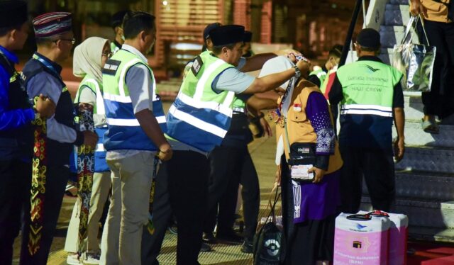 Jemaah Haji tahun 2025 kloter pertama tiba di Bandar Udara Internasional Sultan Aji Muhammad Sulaiman (SAMS) Sepinggan Balikpapan, Senin 16 Juni 2025, malam.