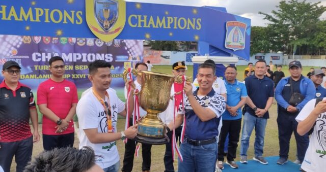 Balikpapan Danlanud Dhomber Balikpapan Kolonel Pnb Fata Patria menyerahkan trophy bergilir Danlanud Cup XXVI Tahun 20205 kepada tim Bilqis Keysa FC yang keluar sebagai juara di Stadion Bima Sakti Lanud Dhomber Balikpapan, Minggu (29/6/2025)