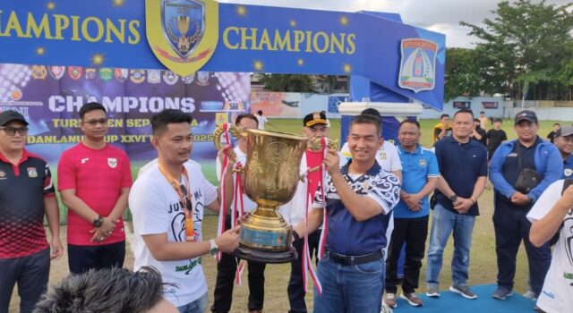 Danlanud Dhomber Balikpapan Kolonel Pnb Fata Patria menyerahkan trophy bergilir Danlanud Cup XXVI Tahun 20205 kepada tim Bilqis Keysa FC yang keluar sebagai juara di Stadion Bima Sakti Lanud Dhomber Balikpapan, Minggu (29/6/2025)