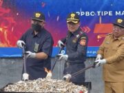 Pemkot Bontang Bersama Bea Cukai Musnahkan Barang Ilegal, Wawali Ajak Warga Tidak Edarkan Produk Ilegal Wawali Bontang, Agus Haris ikuti pemusnahan barang ilegal (foto: seruya)