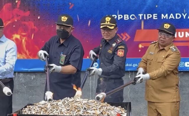 Wawali Bontang, Agus Haris ikuti pemusnahan barang ilegal (foto: seruya)