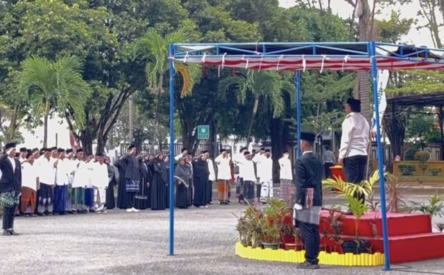 Bontang Wakil Wali Kota Bontang, Agus Haris, memimpin jalannya prosesi Upacara Peringatan Hari Santri Nasional Tahun 2025 pada Rabu (22/10/2025) (foto: Seruya)