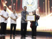 Membanggakan, Pemkot Bontang Dapat Penghargaan dari Arsip Nasional Indonesia Wali Kota Bontang, Neni Moerniaeni saat merima penghargaan dari ANRI (foto: ANRI)