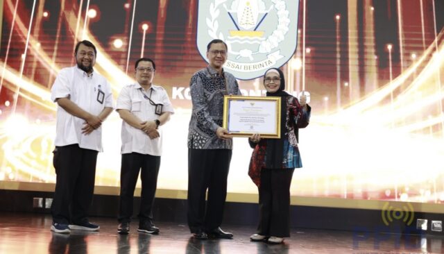 Bontang Wali Kota Bontang, Neni Moerniaeni saat merima penghargaan dari ANRI (foto: ANRI)
