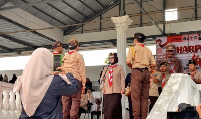Wali Kota Bontang, Neni Moerniaeni, pimpin Upacara Peringatan Hari Pramuka ke-64 tingkat Kota Bontang di Lapangan Bessai Berinta, Rabu (29/10/2025) (foto: seruya)