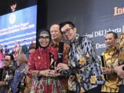 Nama Bontang Menggema Harum, Raih Predikat Unggul IKK Award 2025 Wali Kota Bontang, Neni Moerniaeni saat menerima penghargaan Kota Bontang sebagai yang diberi anugerah Indeks Kualitas Kebijakan (IKK) Award 2025 (foto: prokompim)