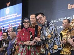 Nama Bontang Menggema Harum, Raih Predikat Unggul IKK Award 2025 Wali Kota Bontang, Neni Moerniaeni saat menerima penghargaan Kota Bontang sebagai yang diberi anugerah Indeks Kualitas Kebijakan (IKK) Award 2025 (foto: prokompim)