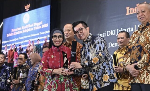 Wali Kota Bontang, Neni Moerniaeni saat menerima penghargaan Kota Bontang sebagai yang diberi anugerah Indeks Kualitas Kebijakan (IKK) Award 2025 (foto: prokompim)