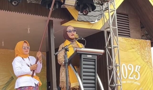 Wali Kota Bontang, Neni Moerniaeni dalam acara adat di Guntung (foto: seruya)