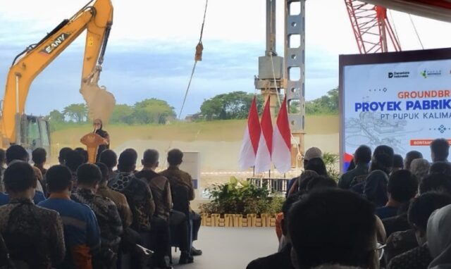 Wali Kota Bontang, Neni Moerniaeni, menghadiri Groundbreaking Pabrik Soda Ash PT Pupuk Kalimantan Timur (PKT) di kawasan industri PKT, Jumat (31/10/2025) (foto: seruya)