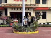 Wali Kota Pimpin Apel Gelar Pasukan, Operasi Zebra Mahakam 2025 di Bontang Fokus Humanis dan ETLE Wali Kota Bontang, Neni Moerniaeni, memimpin langsung Apel Gelar Pasukan Operasi Zebra Mahakam 2025 yang diselenggarakan di Halaman Kantor Polres Bontang, Senin (17/11/2025) (foto: seruya)