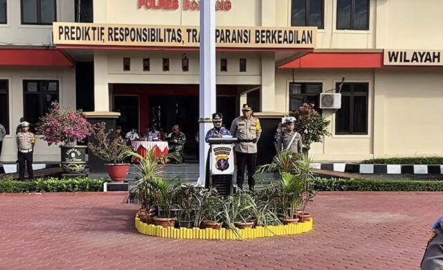 Wali Kota Bontang, Neni Moerniaeni, memimpin langsung Apel Gelar Pasukan Operasi Zebra Mahakam 2025 yang diselenggarakan di Halaman Kantor Polres Bontang, Senin (17/11/2025) (foto: seruya)