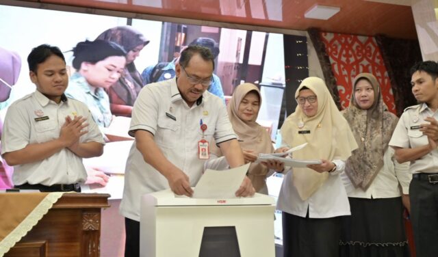 PJ Sekretaris Daerah (Sekda) Kota Bontang, Akhmad Suharto mewakili Wali Kota, Neni, menghadiri DPK Award Tahun 2025 (foto: PPID)