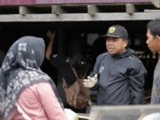 Wawali Bontang Pimpin Gerakan Pungut Sampah, Dorong Kebersihan Jadi Budaya Wakil Wali (Wawali) Kota Bontang, Agus Haris dalam gerakan pungut sampah yang diprakarsai oleh World Clean Day Kota Bontang (foto: PPID)
