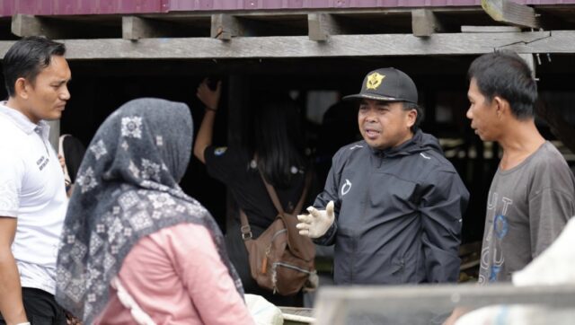 Wakil Wali (Wawali) Kota Bontang, Agus Haris dalam gerakan pungut sampah yang diprakarsai oleh World Clean Day Kota Bontang (foto: PPID)