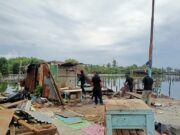 Pemkot Bontang Tertibkan 27 Bangunan Liar di Pelabuhan Loktuan Demi Pengembangan Pelabuhan Peti Kemas Pemerintah Kota (Pemkot) Bontang melakukan penertiban warung pedagang yang beroperasi tanpa izin di sekitar area Pelabuhan Loktuan pada Rabu (5/11/2025) (foto: seruya)