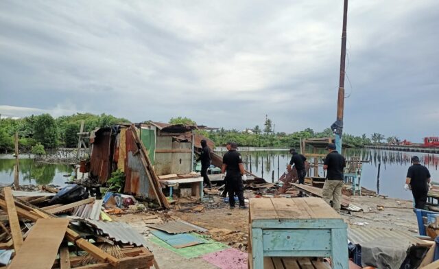 Bontang Pemerintah Kota (Pemkot) Bontang melakukan penertiban warung pedagang yang beroperasi tanpa izin di sekitar area Pelabuhan Loktuan pada Rabu (5/11/2025) (foto: seruya)