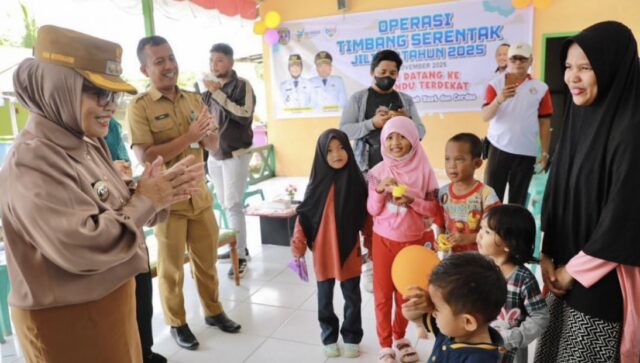Wali Kota Bontang, Neni Moerniaeni hadiri agenda timbang serentak dalam rangka penurunan angka stunting (foto: Dinkes Bontang)