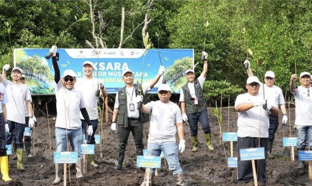 Wakil Wali Kota Bontang Agus Haris menghadiri seremoni penanaman 4.000 pohon mangrove yang diinisiasi oleh PT Badak LNG di kawasan Mangrove Berbas Pantai, Kecamatan Bontang Selatan, Kamis (6/11/2025).