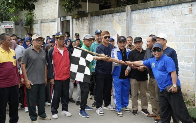 Pemerintah Kota (Pemkot) Bontang melalui Pj Sekretaris Daerah, Akhmad Suharto, menghadiri Resepsi Milad ke-113 Muhammadiyah. Foto ini saat pelepasan jalan santai sebagai rangkaian kegiatan