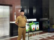 Pemkot Ingatkan ASN Bontang Pentingnya Kecepatan dan Kemudahan Asisten Perekonomian dan Pembangunan, Sony Suwito Adicahyono memimpin apel pagi di Lobi Kantor Wali Kota, Senin (24/11/2025) (foto: prokompim)