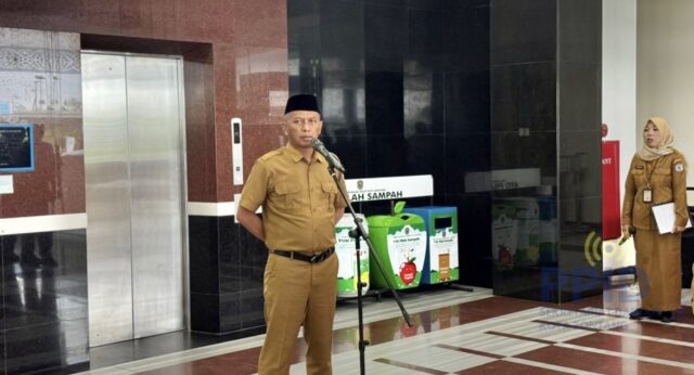 Asisten Perekonomian dan Pembangunan, Sony Suwito Adicahyono memimpin apel pagi di Lobi Kantor Wali Kota, Senin (24/11/2025) (foto: prokompim)