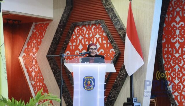 Wali Kota Bontang Neni Moerniaeni dalam acara Wisuda Angkatan XVI Sekolah Tinggi Ilmu Tarbiyah Syamsul Ma’arif (STIT-SYAMS) Bontang pada Minggu (2/11/2025)