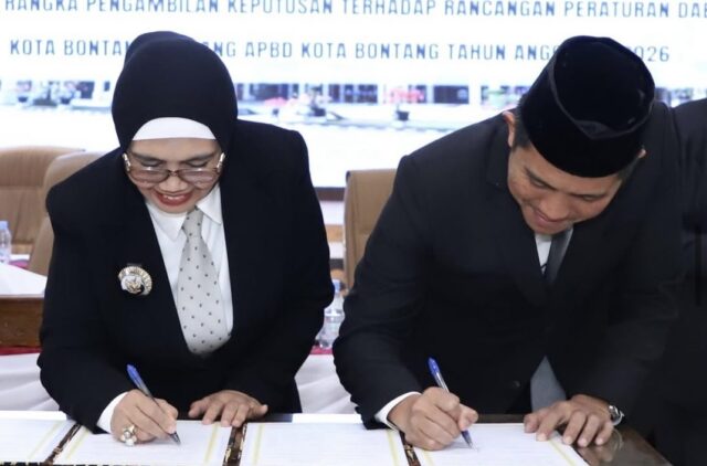 Wali Kota Bontang Neni Moerniaeni bersama Ketua DPRD Kota Bontang sepakati APBD 2026 (foto: prokompim)