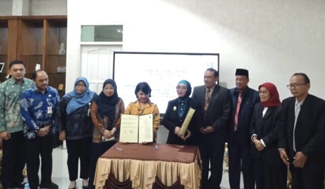 Pemkot Bontang lakukan penandatanganan nota kesepakatan bersama (MoU) dengan Badan Penyelenggara Jaminan Sosial (BPJS) (foto: seruya)
