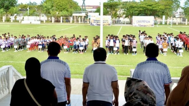 Pembukaan Turnamen Askot PSSI Bontang Kelompok Usia (KU) 10 dan KU 14 se-Kota Bontang di Stadion Bessai Berinta pada Jumat (21/11/2025).
