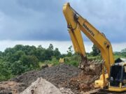 Cegah pencemaran lingkungan Puluhan Kendaraan Sisa Kecelakaan Ditimbun, Satlantas Polresta Balikpapan Lakukan Penertiban