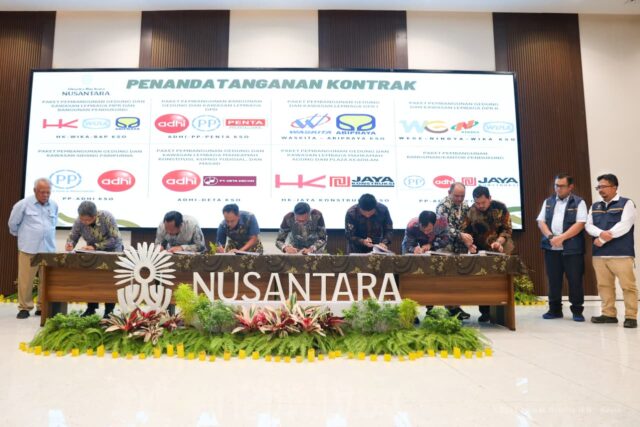 ikn Otorita Ibu Kota Nusantara (IKN) menandai kemajuan signifikan dalam pembangunan Kawasan Legislatif dan Yudikatif menuju target Ibu Kota Politik 2028 melalui penandatanganan delapan paket kontrak pembangunan yang berlangsung di Kantor Kemenko 4 IKN pada Kamis (04/12/2025). Hingga saat ini, sebanyak 20 dari total 28 paket pekerjaan Tahap 2 (2025–2029) telah ditandatangani, terdiri dari 14 paket pembangunan fisik dan 6 paket manajemen konstruksi/supervisi.