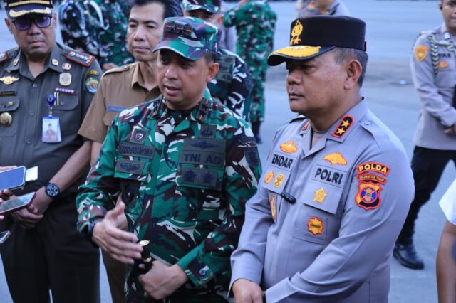 Kodam VI/Mulawarman menegaskan kesiapan penuh dalam mendukung pengamanan rencana aksi unjuk rasa pada Selasa, 21 April 2026, melalui Apel Gelar Pasukan di Lapangan GOR Segiri, Samarinda, Senin (20/04/2026). Kegiatan ini menjadi wujud komitmen TNI dalam mengawal penyampaian aspirasi masyarakat secara aman, tertib, dan kondusif.
